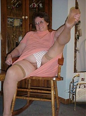 red mature slut playing with herslef on her couch